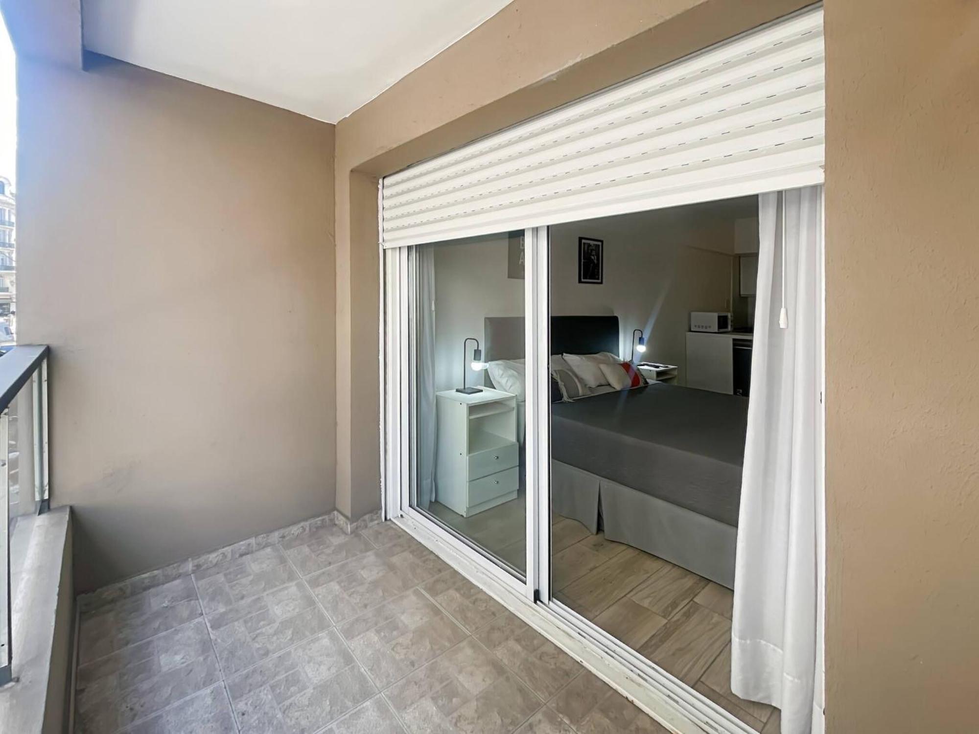Modern With Amenities In The Heart Of The -u8 Apartment