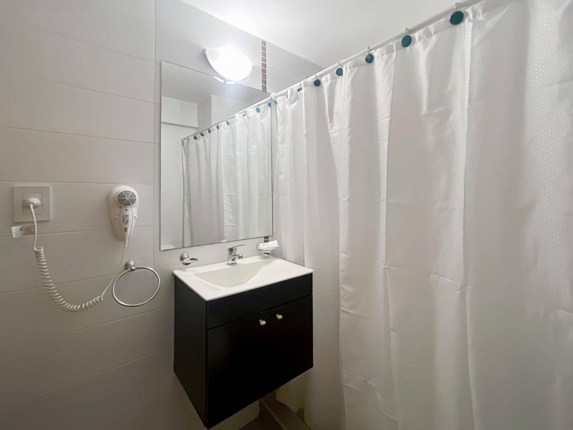 Apartment Modern With Amenities In The Heart Of The -u8 *